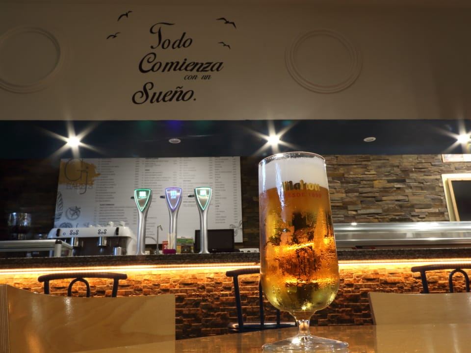 Barra del bar con una caña y el rótulo Todo comienza con un sueño