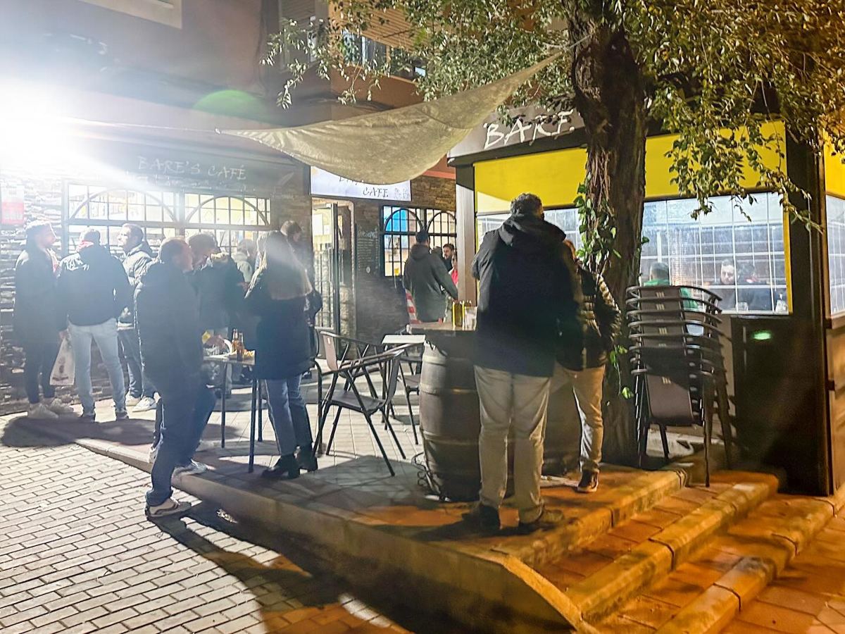 Terraza de Sal y Pimienta llena de gente una noche de Champions