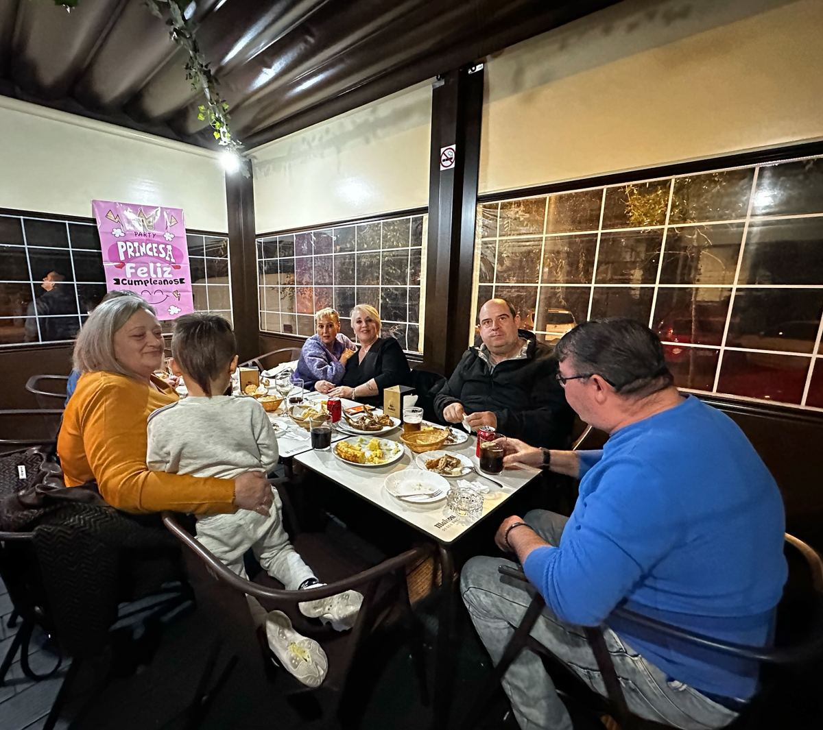 Clientes comiendo en el interior del bar