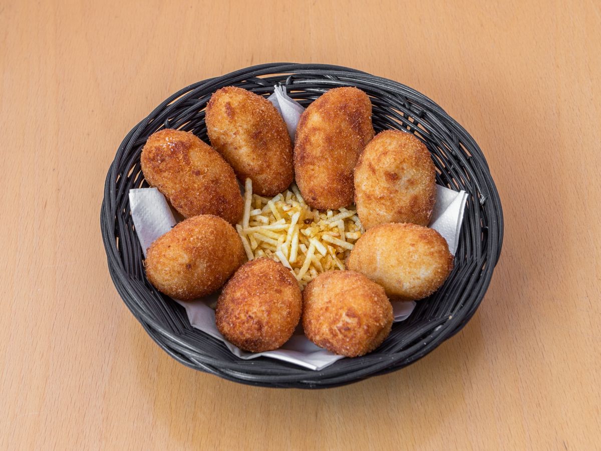 Croquetas de jamón caseras en cesta