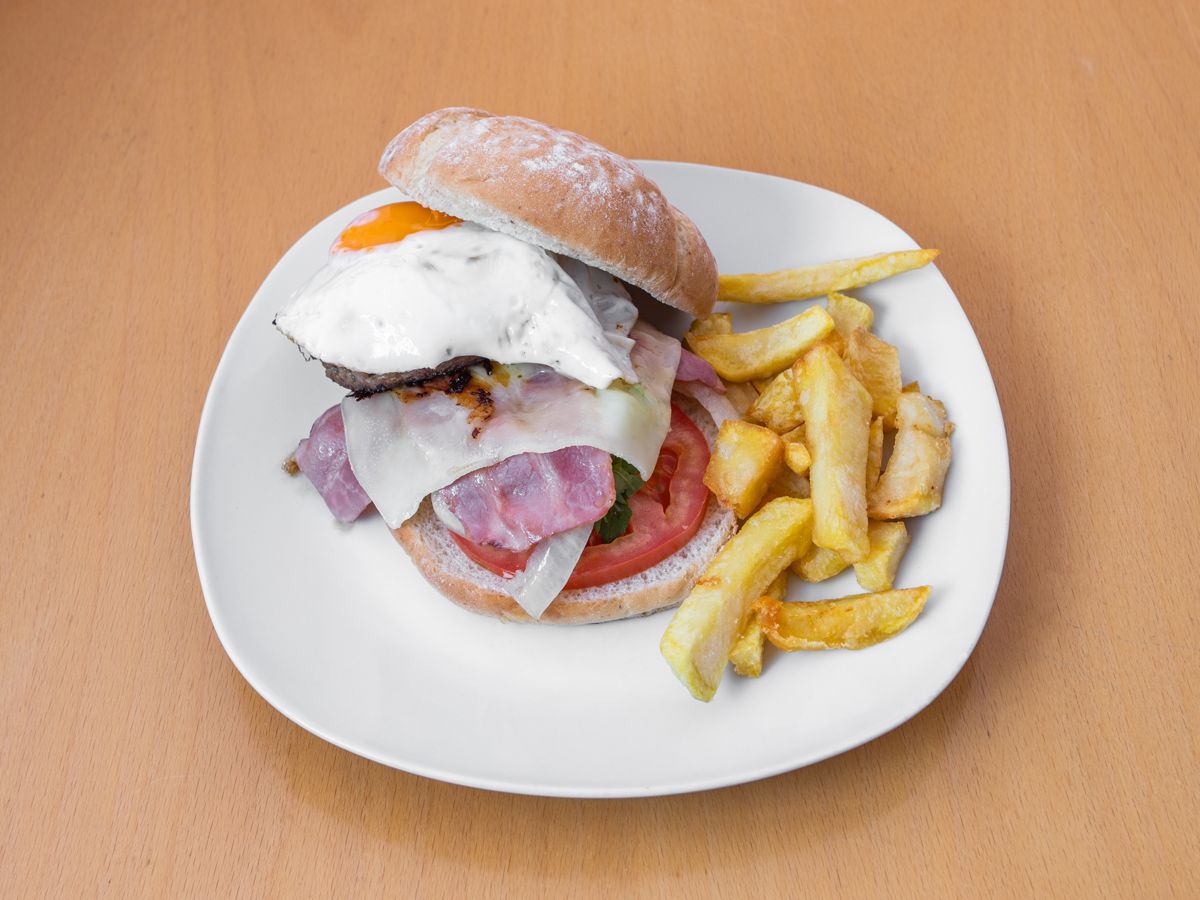 Hamburguesa Sal y Pimienta con huevo y patatas