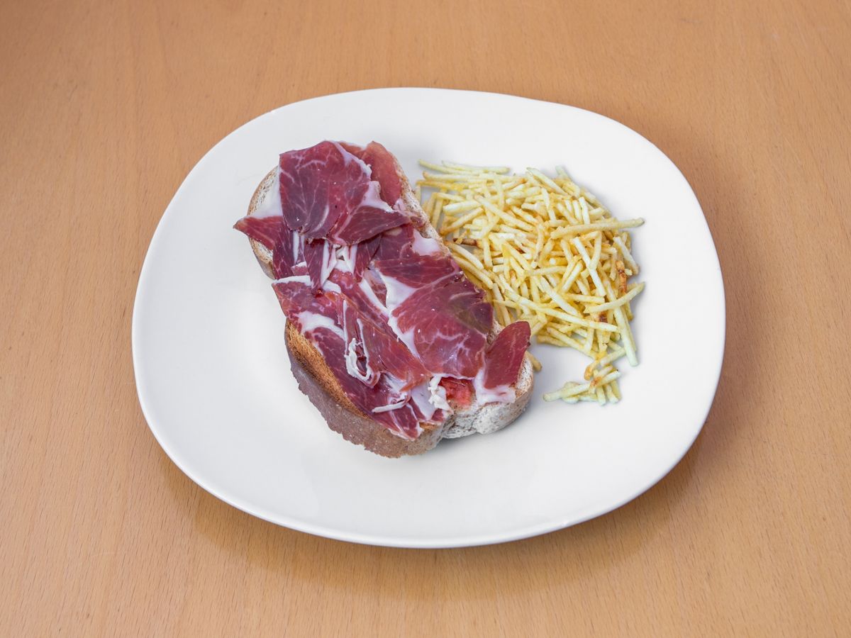 Tosta de ibérico con patatas paja